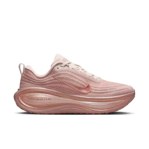 Women's Vomero Plus (601 - Particle Pink/Mtlc Rose Gold-Silt Red) asphalt - running shoes lifestyle