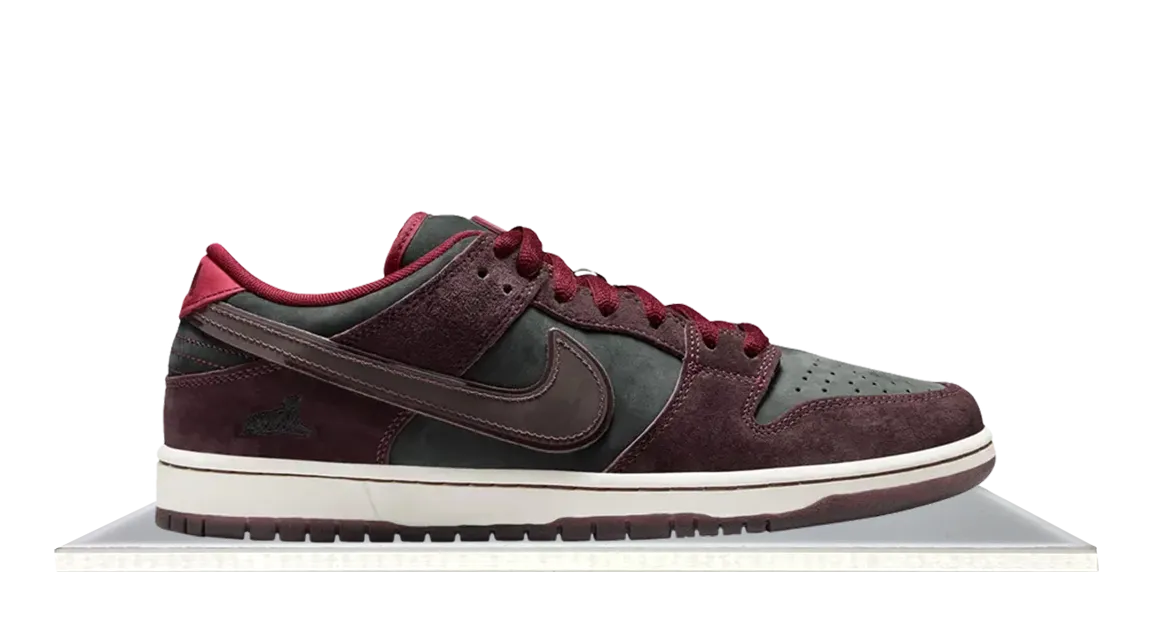 Quick Walk Meet Walk SB Dunk Low Riot Skateshop 'Mahogany Dark Beetroot'